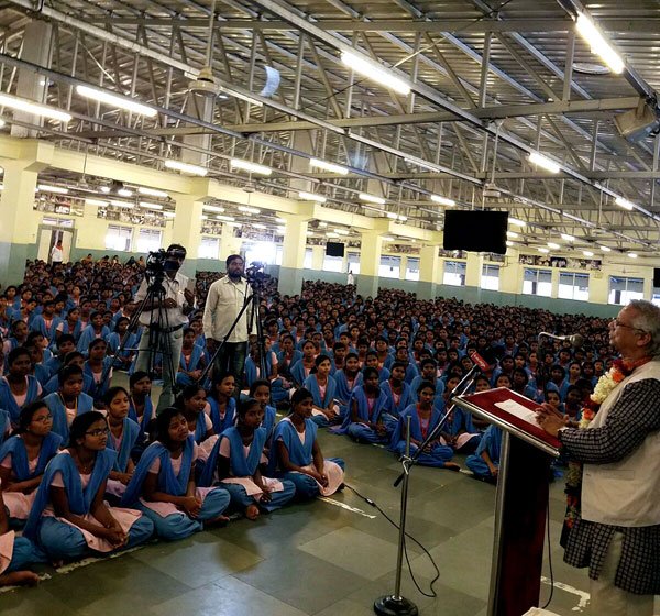 Yunus Welcomed by 25,000 tribal children in KISS, Bhubaneswar, India