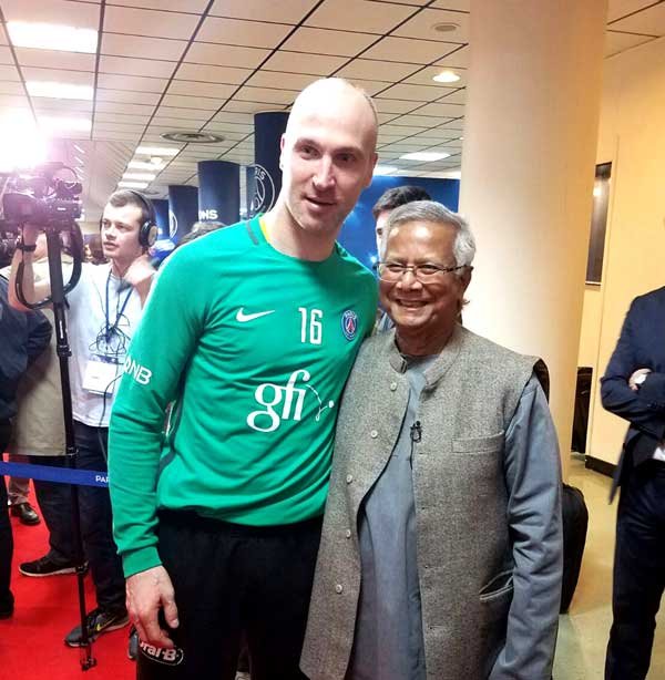  Yunus Honoured by PSG Handball Club of Paris for Supporting Athletes and Sports World with Social Business