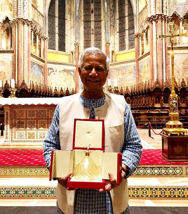 Vatican awards Yunus with the “Lamp of Peace of Saint Francis”